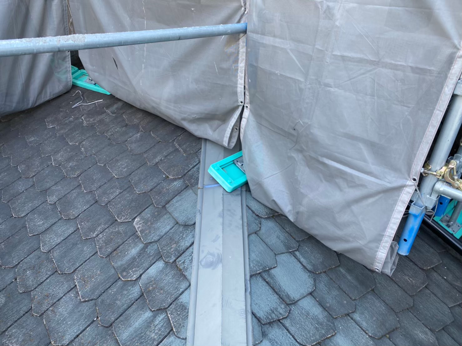 カバー工法で工事開始足場設置